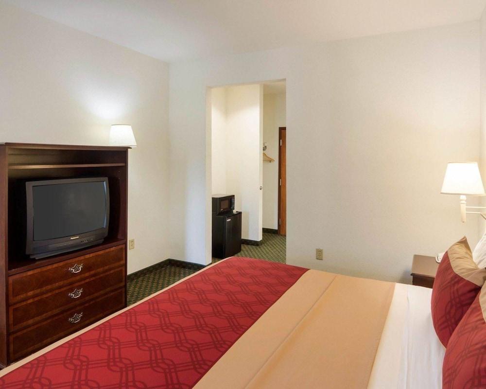 Econo Lodge *