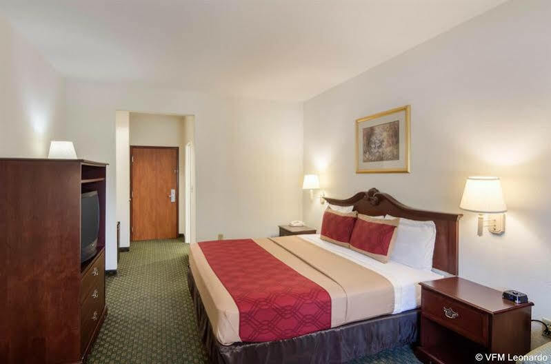 Econo Lodge *